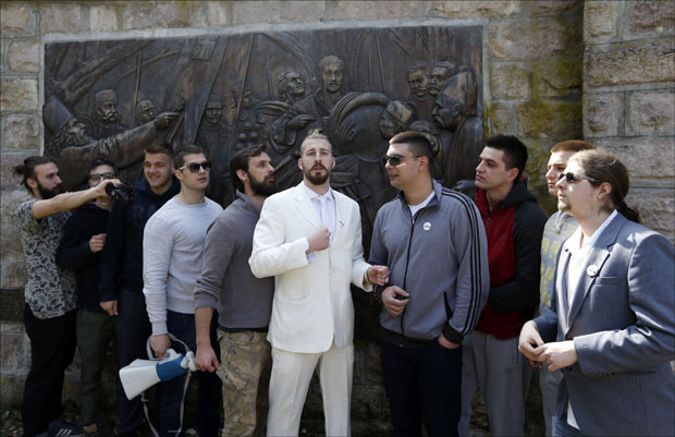 Бели оснива савез покрета